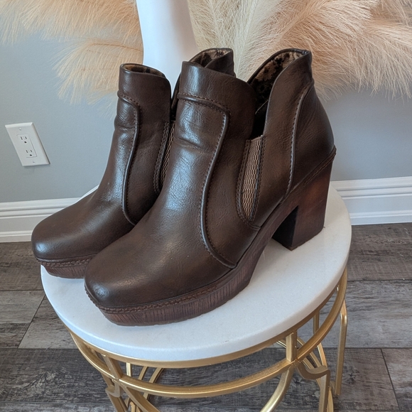 Korks Women's Brown Ankle Boots - Picture 1 of 8